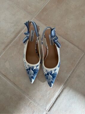 Steve Madden White and Blue Floral Pointed Toe Slingback Heels